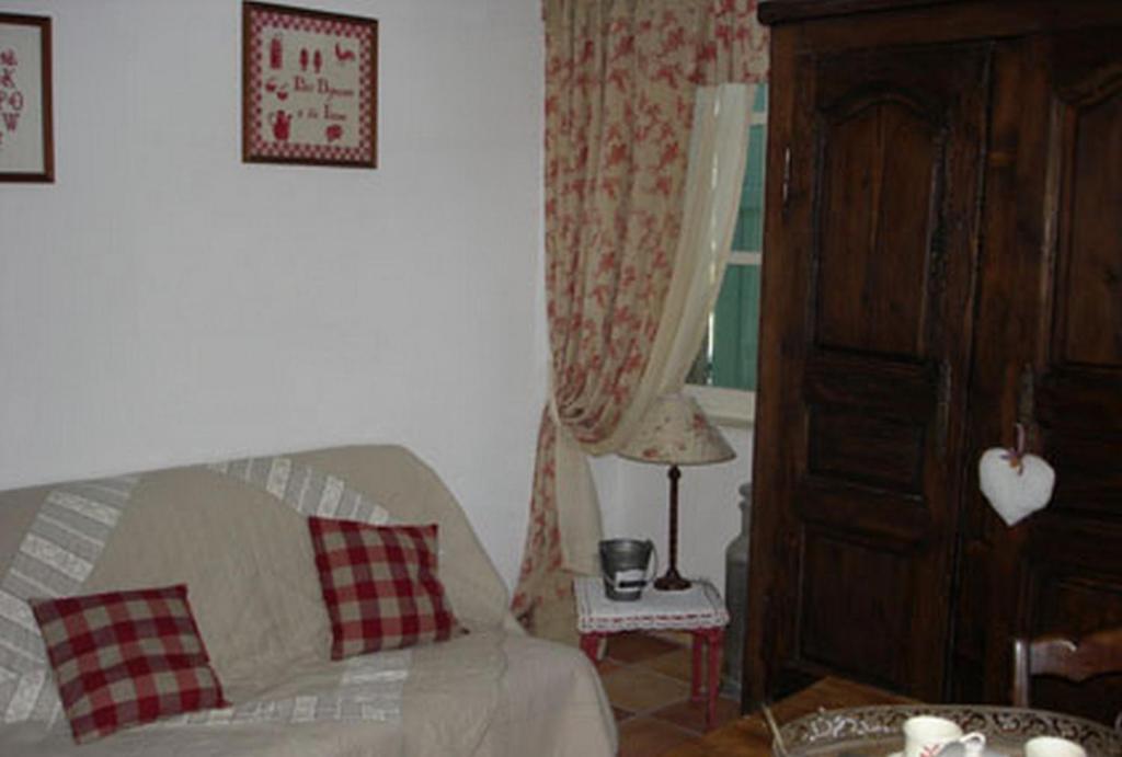 Au Bon Gre D'Hugoline Bed and Breakfast Blanzac  Rum bild